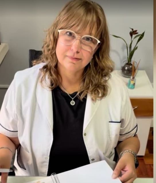 Carina Cazzoli, licenciada en nutrición, en su consultorio